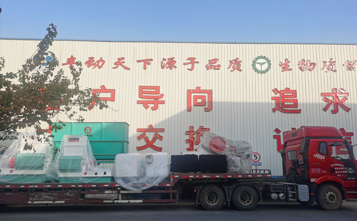 等待發(fā)貨的鋸末顆粒機(jī)生產(chǎn)線(xiàn).jpg