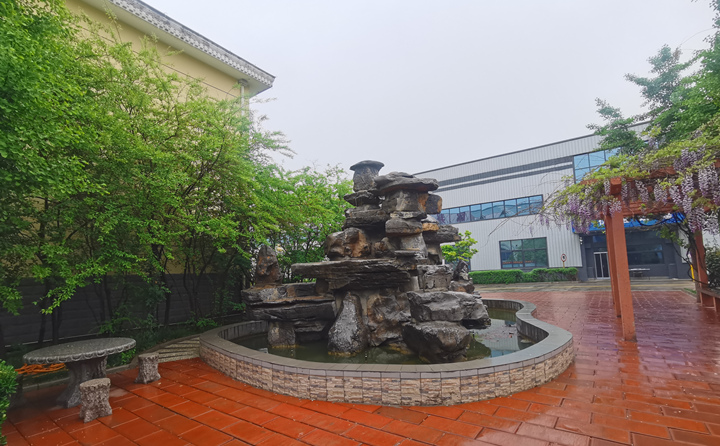 處理農(nóng)林廢棄物，變樹枝為燃料顆粒，節(jié)能環(huán)保，一起保衛(wèi)我們的藍(lán)天白云.jpg