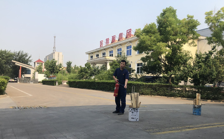 教官重點(diǎn)對消防法律法規(guī)、防火常識、逃生自救、滅火器的使用方法以及發(fā)生火災(zāi)時如何報(bào)火警、如何撲救初期火災(zāi)等消防常識進(jìn)行了詳細(xì)的講解。